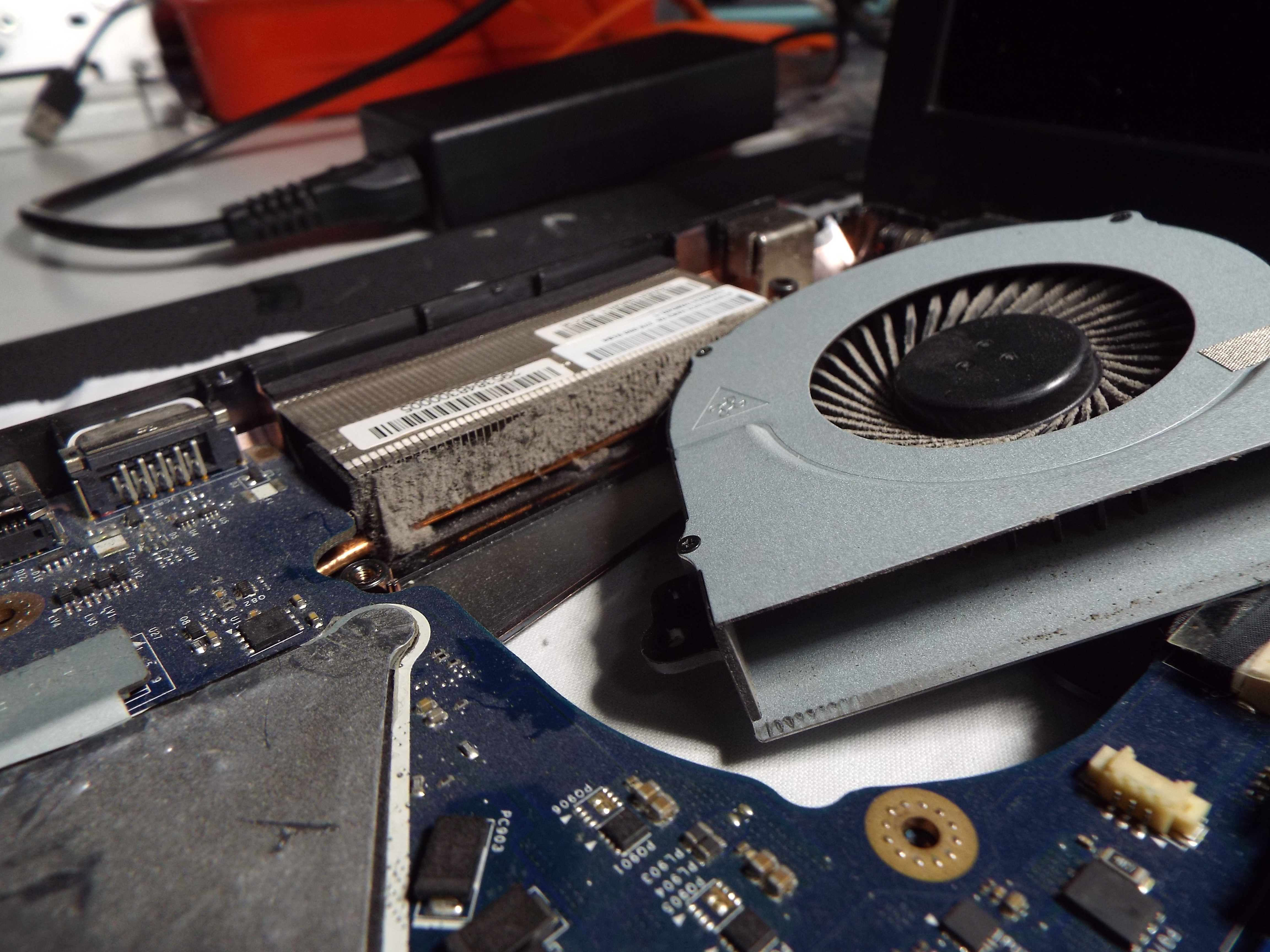 ASUS 18.6 Zoll Laptop GPU defekt weil W䲭etauscher mit Staub zugesetzt