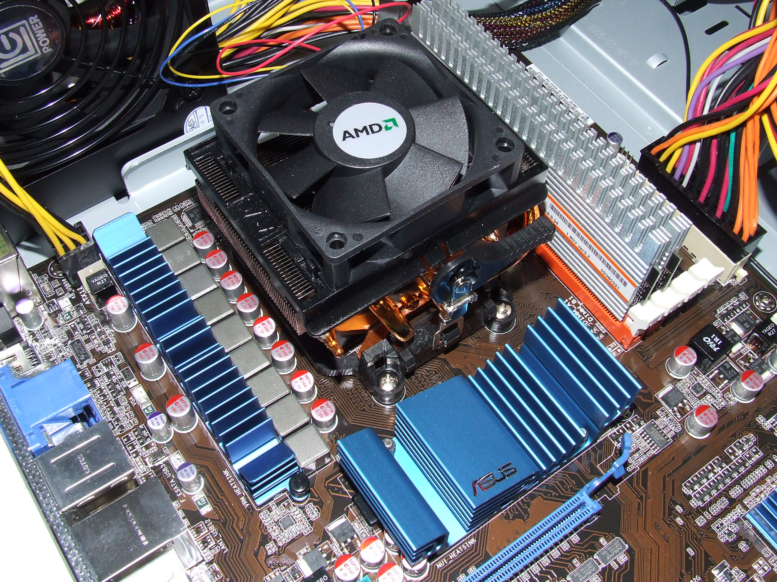 ASUS Motherboard mit AMD CPU