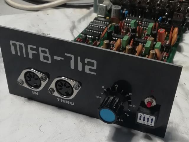 Analog Drumcomputer MFB-712
